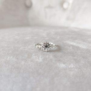 🍒NEW🍒 DAINTY SILVER SNOWFLAKE RING